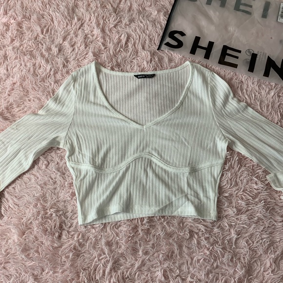 White Underbust Hem Croptop - Picture 2 of 7